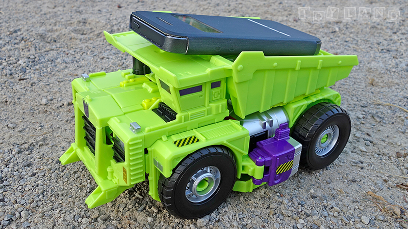 Illustration for article titled The Colossal New Transformers Devastator Is Better than the Original
